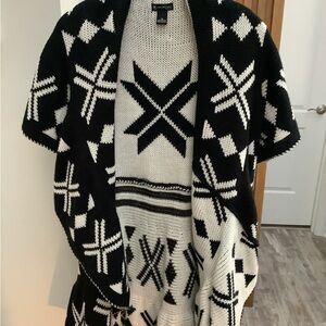 Black and White Geometric Pattern Women Sweater Cape